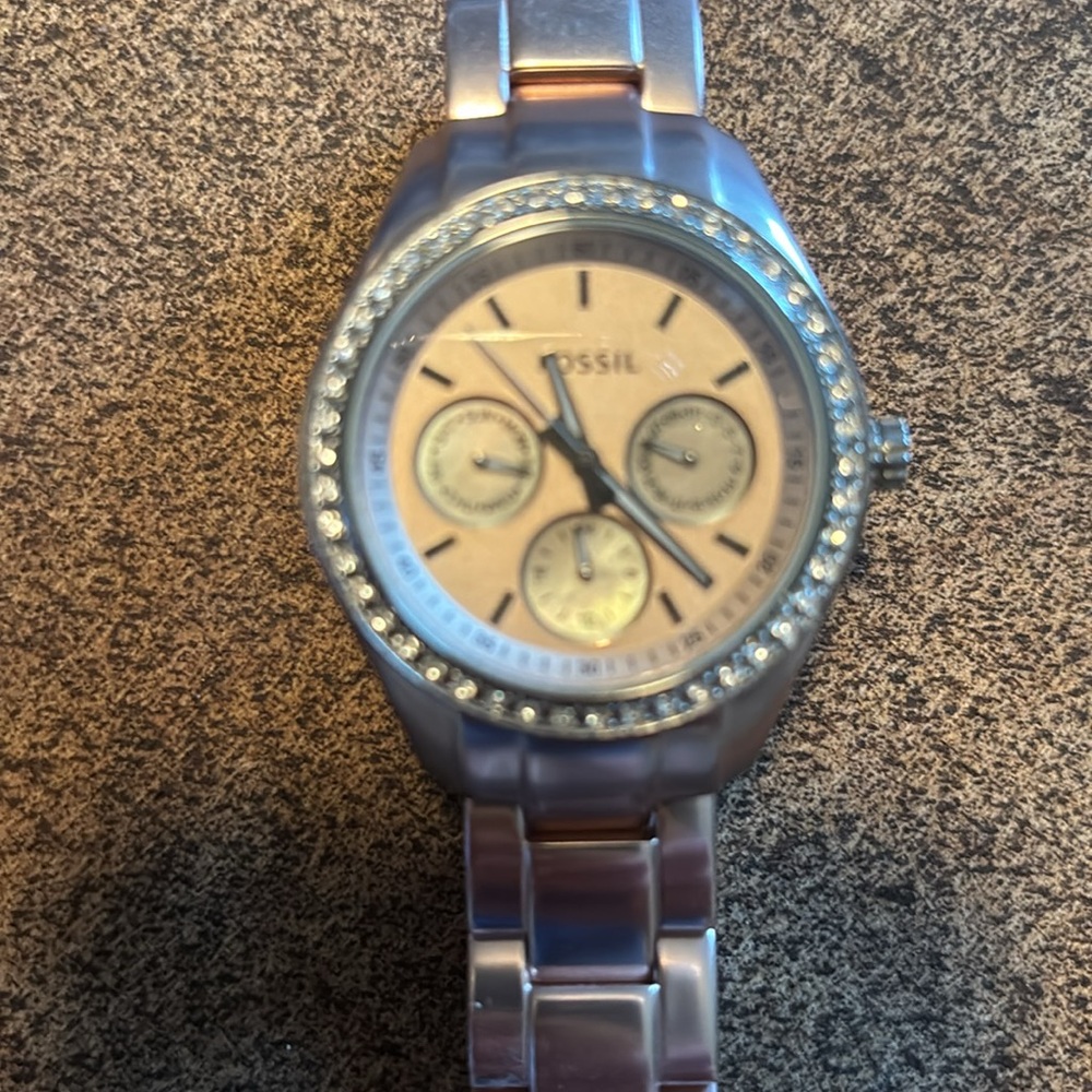 Women’s Fossil watch - Picture 2 of 3